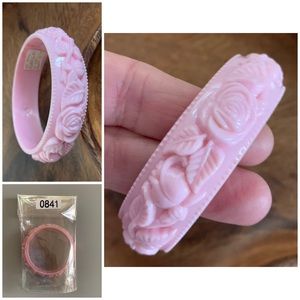 🔥5/$20🔥 Pink Vintage Plastic Bangle Bracelet with Raised Flowers.